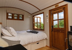 Luxury Shepherds Hut with hot tub and WiFi in rural location near Bath +Bristol