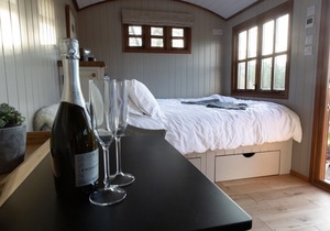 Luxury Shepherds Hut with hot tub and WiFi in rural location near Bath +Bristol