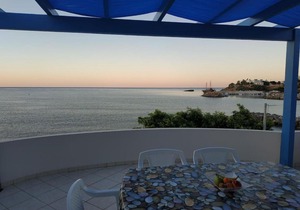 M&M'S APARTMENT/ON THE CENTRAL BEACH OF MAKRYGIALOS