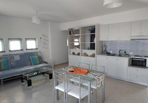 M&M'S APARTMENT/ON THE CENTRAL BEACH OF MAKRYGIALOS