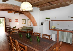 Magnificent and large apartment in the Tuscan countryside
