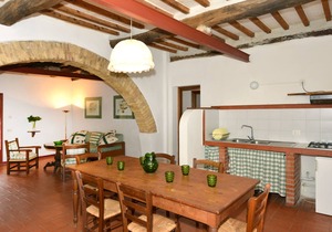 Magnificent and large apartment in the Tuscan countryside