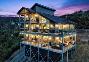 MAGNIFICENT Modern Luxury Cabin! VIEWS! HUGE Decks! Fire Pits! Gaming! Theater!
