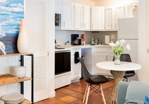 Marina Beach Studio, steps to Sand!