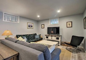 Marthas Vineyard Apt about 1 Mile to Inkwell Beach!