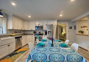 Marthas Vineyard Apt about 1 Mile to Inkwell Beach!