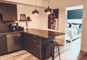 Matte Black 2 Bedroom - Music Row - Guitar Pool - Sleeps 6