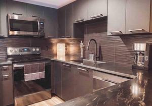 Matte Black 2 Bedroom - Music Row - Guitar Pool - Sleeps 6