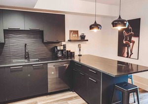 Matte Black 2 Bedroom - Music Row - Guitar Pool - Sleeps 6