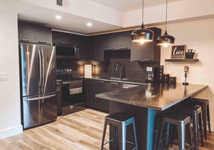 Matte Black 2 Bedroom - Music Row - Guitar Pool - Sleeps 6