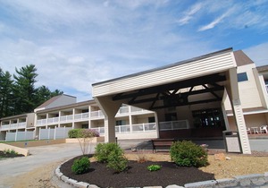 Million Dollar View of Lake Winnipesaukee with KitchenettenFlexible check in/out