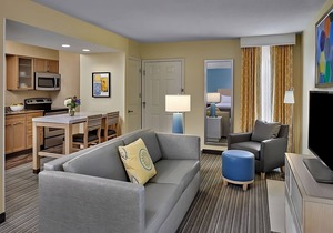 Minutes to Downtown Cleveland! Budget-friendly Accommodation W/FREE Parking!