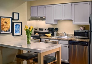 Minutes to Downtown Cleveland! Budget-friendly Accommodation W/FREE Parking!