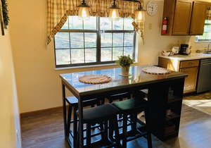 MNT VIEWS! Private HOT TUB and Wrap Around Porch! Minutes to PF and Gatlinburg!