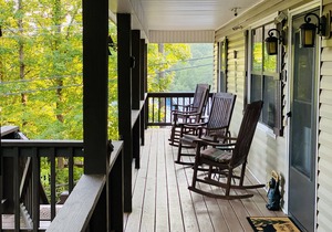 MNT VIEWS! Private HOT TUB and Wrap Around Porch! Minutes to PF and Gatlinburg!