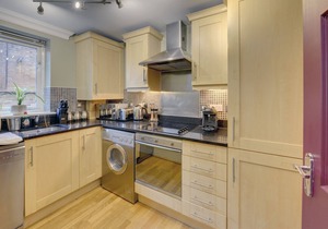 Modern 2 bed apt with parking and Netflix