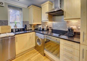 Modern 2 bed apt with parking and Netflix