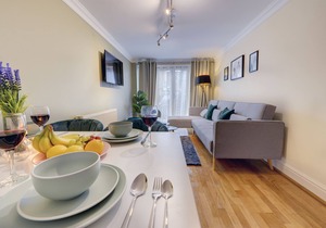 Modern 2 bed apt with parking and Netflix