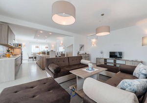Modern 4 BD villa with heated pool for up to 8 guests