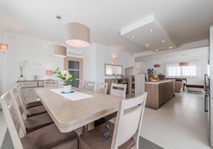 Modern 4 BD villa with heated pool for up to 8 guests