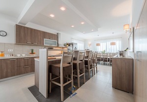 Modern 4 BD villa with heated pool for up to 8 guests