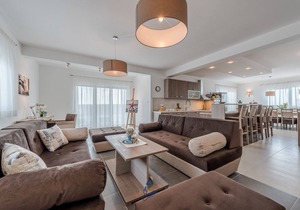 Modern 4 BD villa with heated pool for up to 8 guests