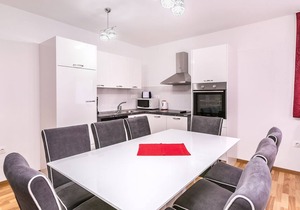 Modern apartment with 3 bedrooms and 3 bathrooms