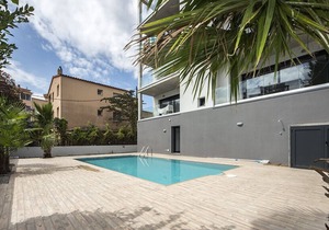 Modern apartment with pool and parking near the beach