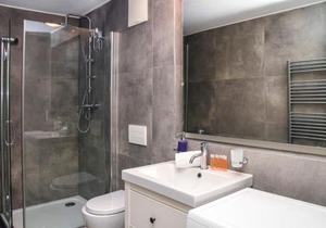 Modern apartment with terrace and air conditioning