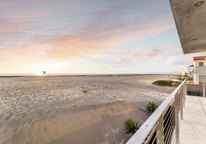 Modern Beach Front architectural home-3 king beds- family friendly beach