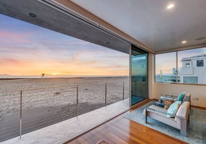 Modern Beach Front architectural home-3 king beds- family friendly beach