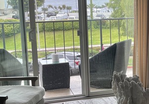 Modern Beach Front, Walk to All, Excellent for Fam