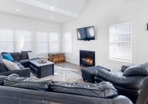 Modern cottage with shared pool, fast WiFi, loft, gas fireplace, fire pit, & W/D