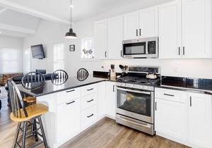 Modern cottage with shared pool, fast WiFi, loft, gas fireplace, fire pit, & W/D