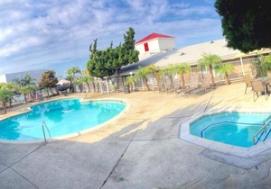 Modern Family Unit! Pool, On-site Restaurant, Near Attractions