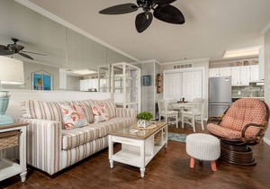 Modern Two Bedroom Condo With Outdoor Pool & Courtyard