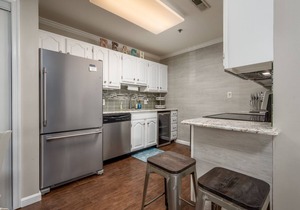 Modern Two Bedroom Condo With Outdoor Pool & Courtyard