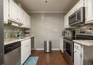 Modern Two Bedroom Condo With Outdoor Pool & Courtyard