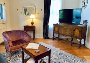 Modern Victorian - walk to downtown and trails!