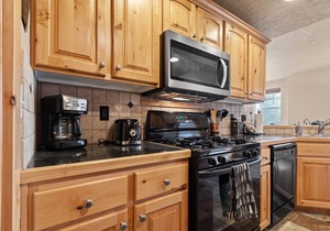 Moose Mgmt at Foxpoint 1678C Front Balcony w BBQ-Walk to Shops-King bed-TopFloor