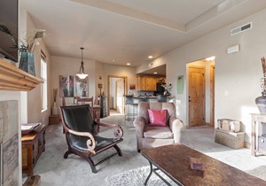 Moose Mgmt at Foxpoint 1678C Front Balcony w BBQ-Walk to Shops-King bed-TopFloor