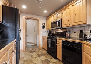Moose Mgmt at Foxpoint 1678C Front Balcony w BBQ-Walk to Shops-King bed-TopFloor