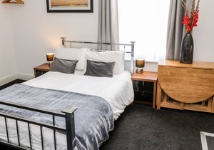 MOWBRAY 5, pet friendly, country holiday cottage in Bridlington