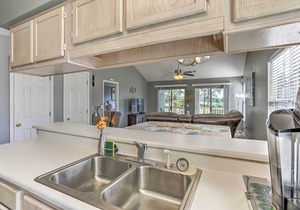 Myrtle Beach Condo w/Pool & Golf Course Views