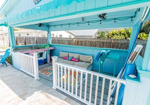 Naples Park Home: w/private screened lanai, heated salt water pool/spa, poolside cabana w/TV
