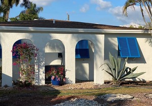 Naples-Vanderbilt beach house <1 mile to beach