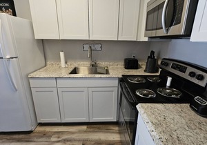 Newly Remodeled 3 bdrm Close to it All!