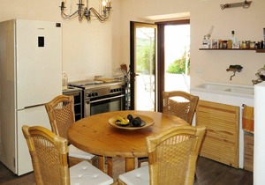 Nice apartment in villa with pool, WIFI, hot tub, A/C, TV, patio, pets allowed and panoramic view