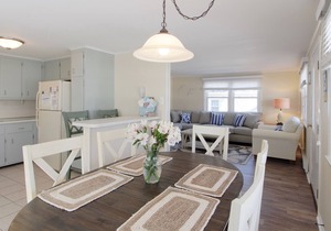 OCEAN BLOCK 6th From Beach - Newly Furnished 3 BR, Sleeps 8 (1st Fl of Duplex)