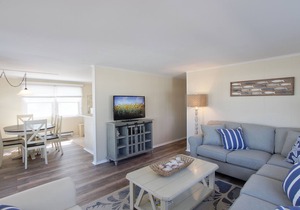 OCEAN BLOCK 6th From Beach - Newly Furnished 3 BR, Sleeps 8 (1st Fl of Duplex)
